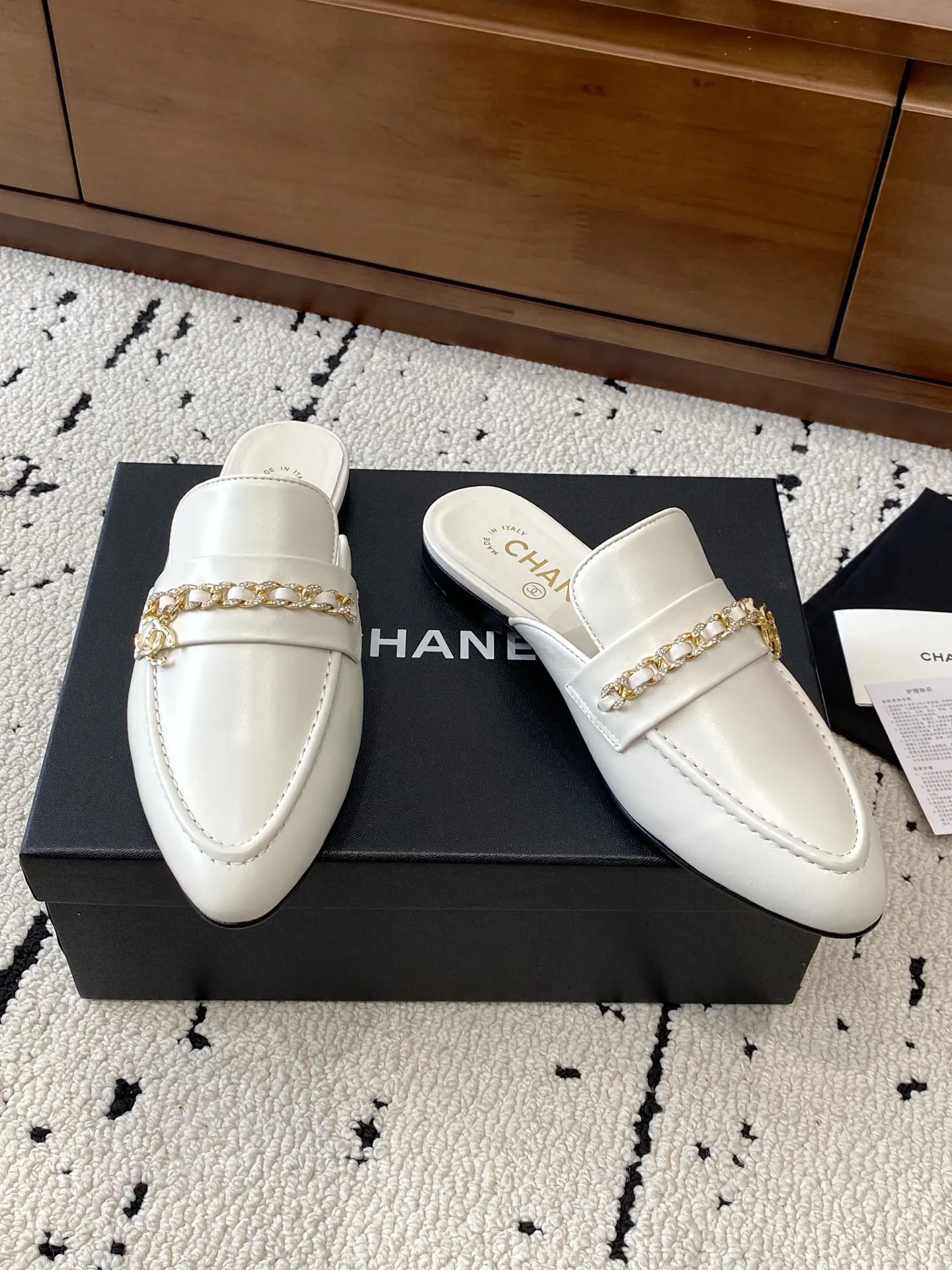 👟👟Ex-factory price 560👟👟 🍀CHANEL｜Chanel Chanel 25C early spring new product, chain buckle low-heeled pointed toe flat slippers, full of retro style, elegant shoe shape, very pleasing to look at. The pointed toe makes the feet become thinner and looks slender. The classic chain double C buckle is paired with a thick heel design. The shoe shape is particularly stylish and stylish. The upper is very elegant. The upper is made of top-grade lambskin and the lining is silk sheepskin. It is super comfortable. Italian imported cowhide outsole. Size: 35-39 (40/41 customized) 👉 👉 👉